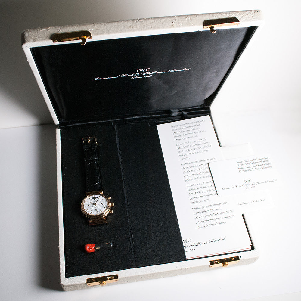 IWC Da Vinci, ewiger Kalender, Chronograph, Ref. IW3750, 18 Karat Gelbgold, Automatic, Box und Papiere, IWC-Werksservice 02/2022