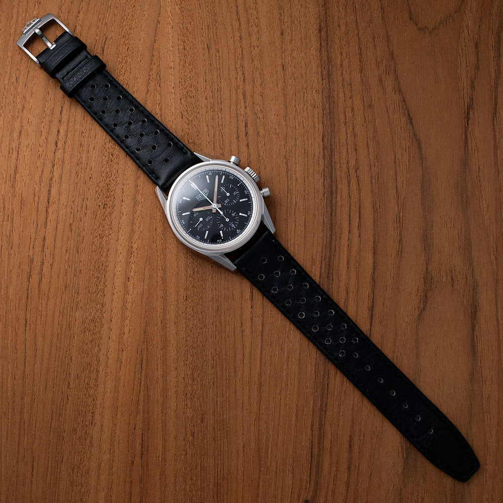 TAG Heuer Carrera 1964, Re-Edition, Ref. CS3111, Full-Set, NOS, Edelstahl, Lemania 1873, schwarzes Racing-Lederband mit Heuer-Dornschliesse