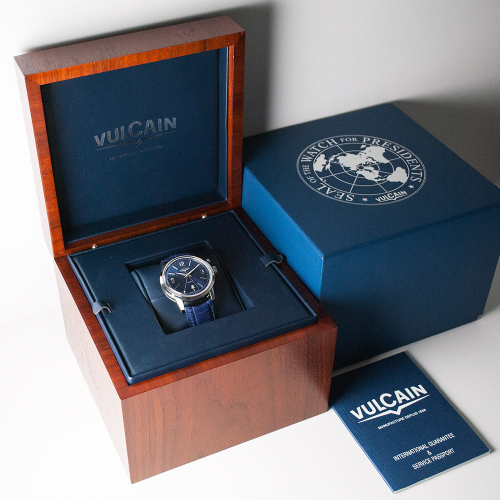 Vulcain Cricket 50s Presidents, blaues Zifferblatt, 42 mm Edelstahl, Handaufzug, Weckerfunktion, Datum